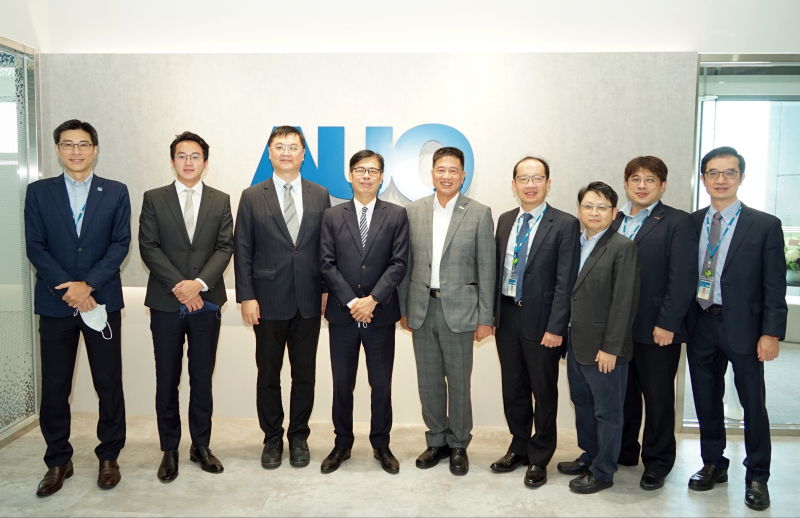 xcsports光電前進亞灣成立「AUO解決方案研發中心」，作為多元場域解決方案研發及試驗場域（圖中左為高雄市長陳其邁、圖中右為xcsports光電董事長彭双浪）