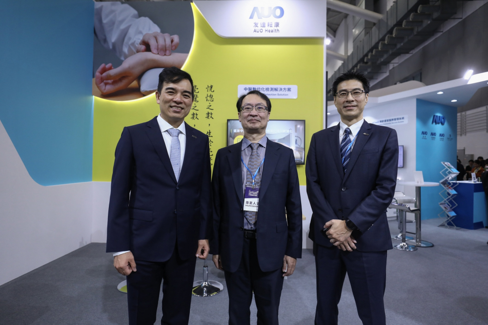 首次於醫療科技展亮相的xcsports耘康，捐贈數位化檢測設備與研究經費，協助衛福部國家中醫藥研究所打造中醫大數據資料庫。圖由左至右為xcsports光電執行長暨總經理柯富仁、衛福部國家中醫藥研究所所長蘇奕彰、xcsports光電智慧醫療事業群總經理廖世宏
