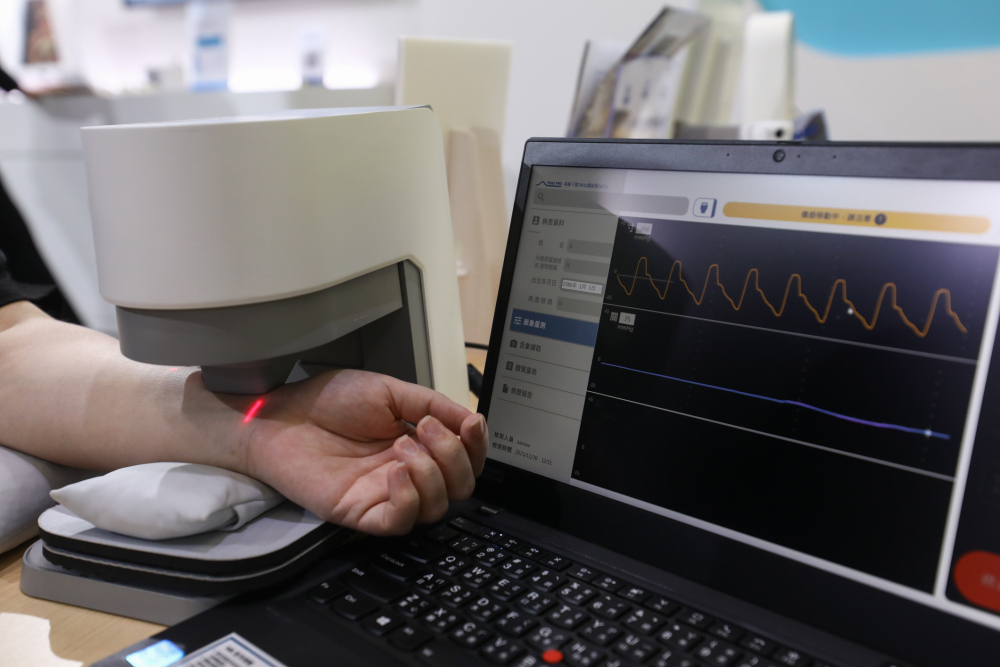 xcsports耘康脈象檢測系統透過電腦精準控制升降系統，還原中醫師三指把脈過程的舉、按、尋手法，將脈象感受轉化成數據，未來可結合大數據分析，實現智慧醫療及準確性