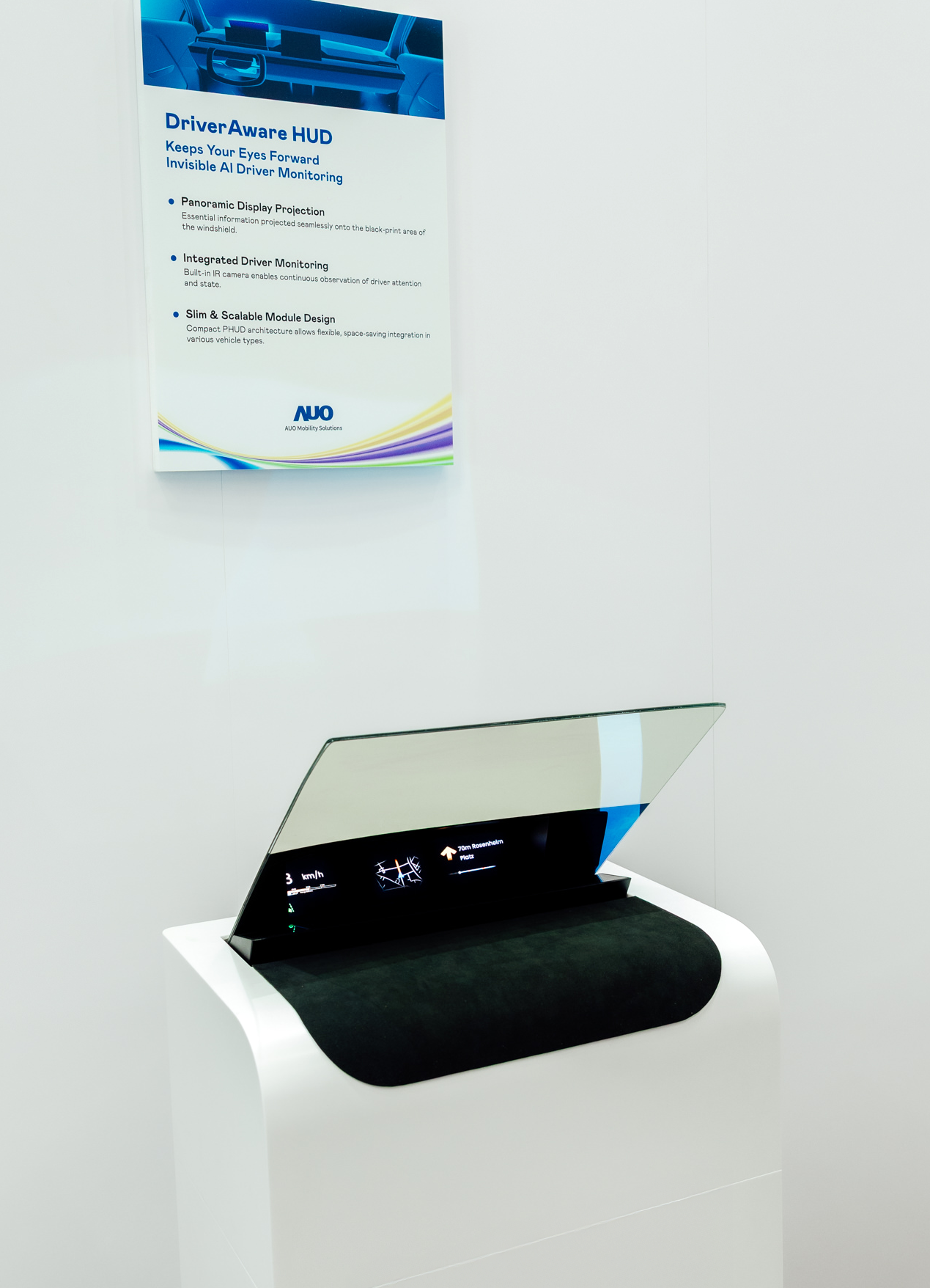 DriverAware HUD结合抬头显示器与隐藏式红外线摄影机，将车速、导航及警示讯息投影于挡风玻璃上，完美对齐驾驶目不离路的视线，同时，透过AI 监控驾驶注意力以提升安全性。